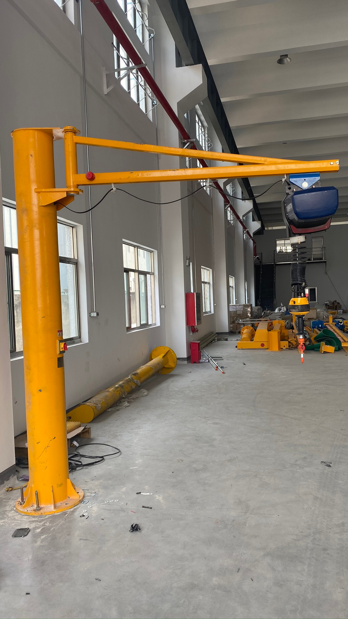 360度旋轉(zhuǎn)懸臂吊與單梁起重機(jī) 輕松吊運(yùn)的工業(yè)雙雄